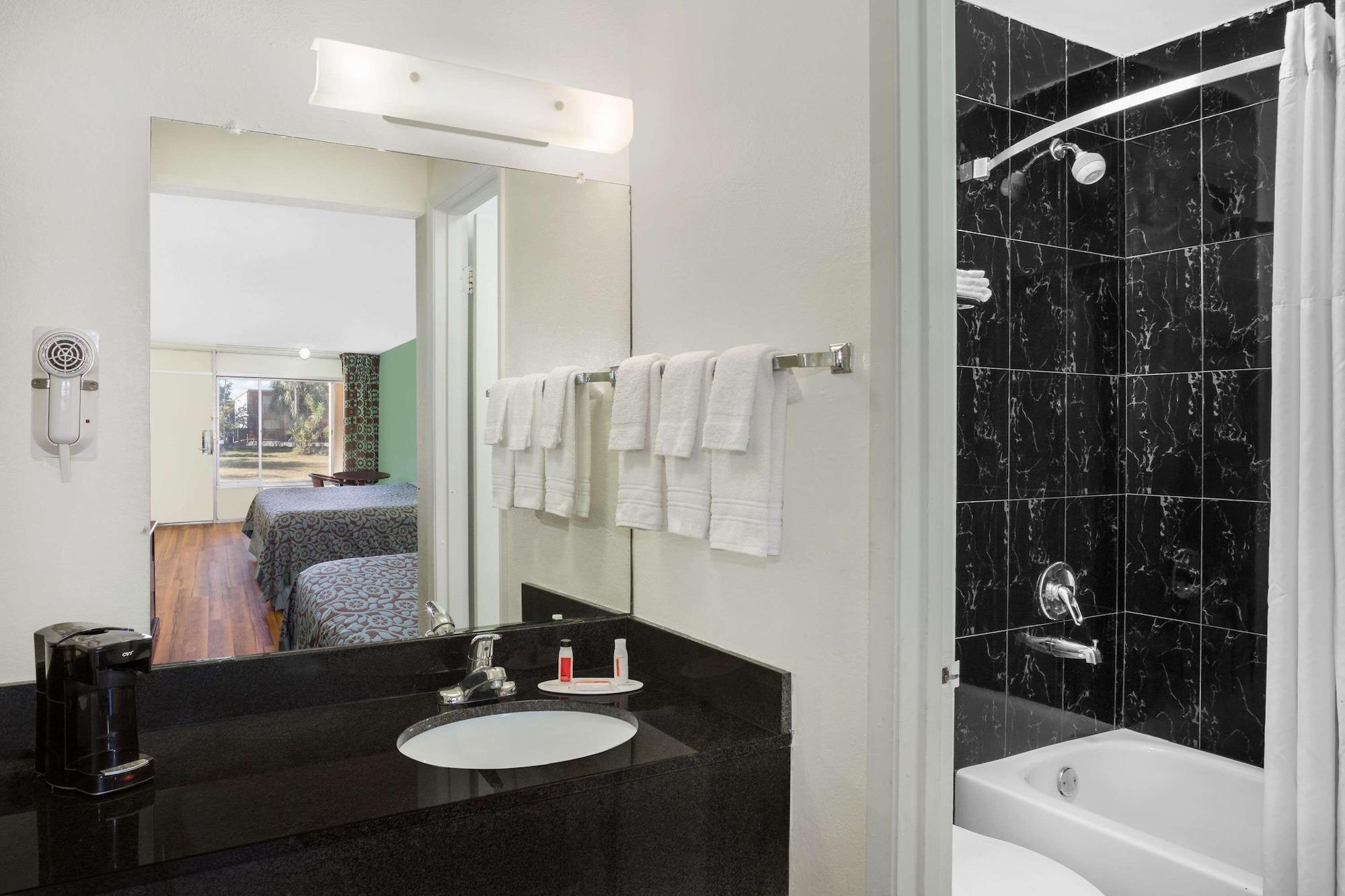 Travelodge By Wyndham Fort Myers North North Fort Myers Extérieur photo