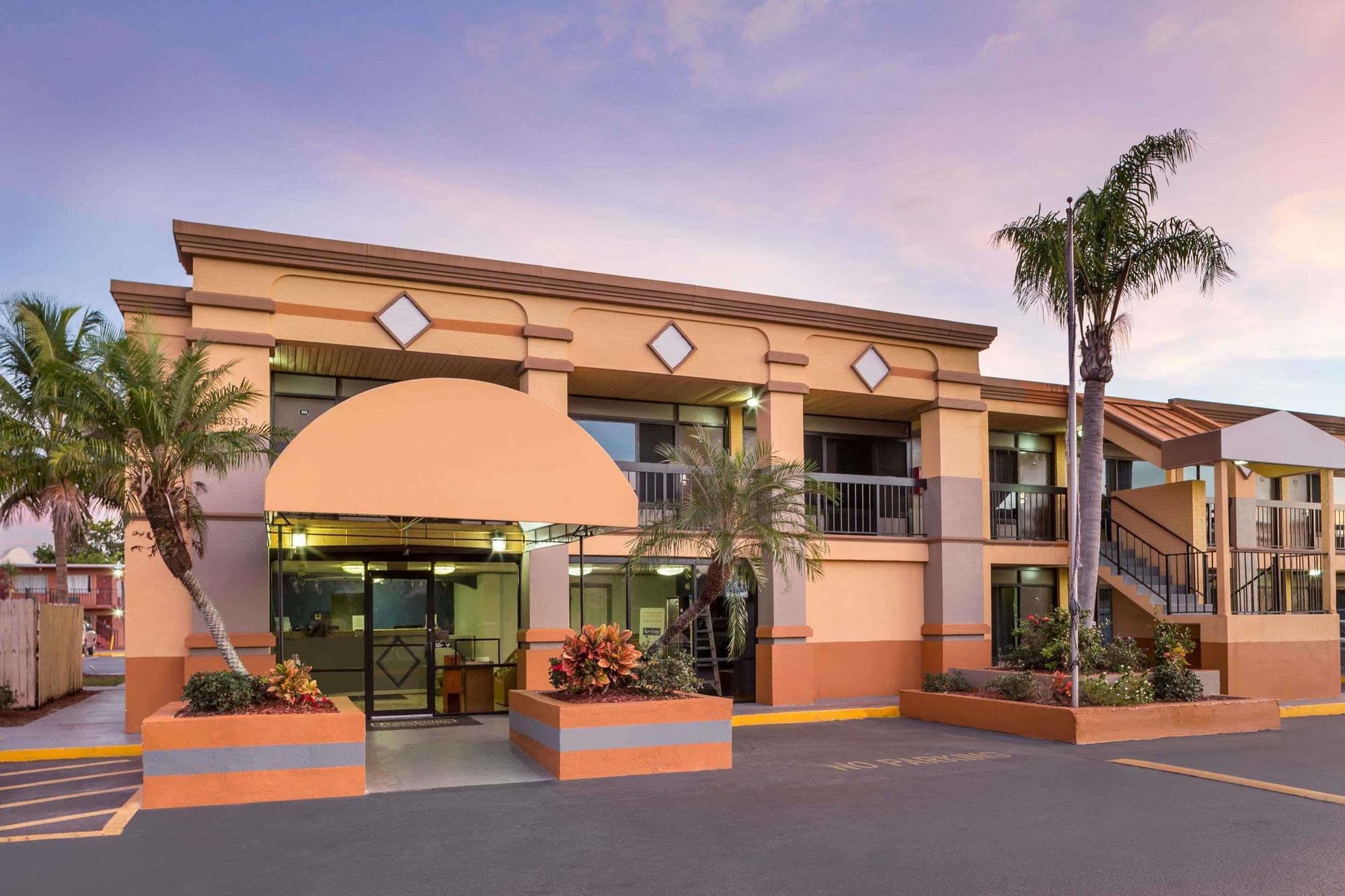 Travelodge By Wyndham Fort Myers North North Fort Myers Extérieur photo