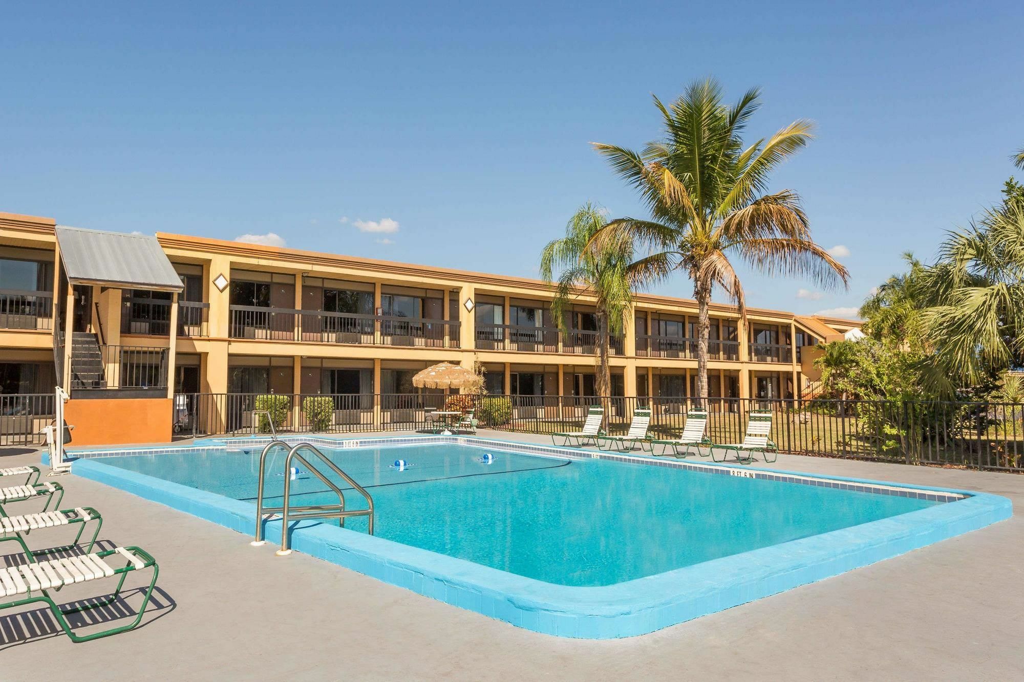 Travelodge By Wyndham Fort Myers North North Fort Myers Extérieur photo