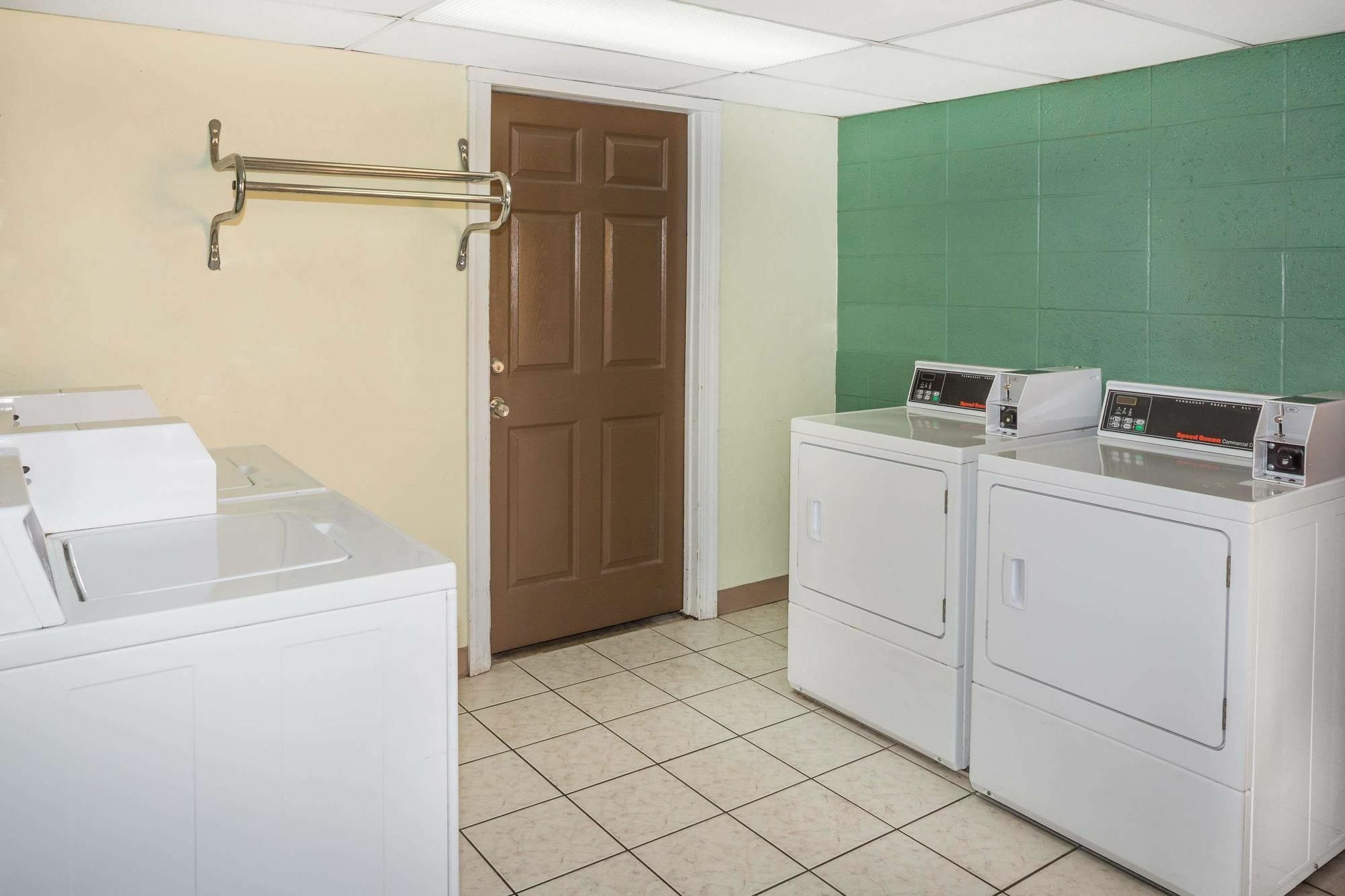 Travelodge By Wyndham Fort Myers North North Fort Myers Extérieur photo